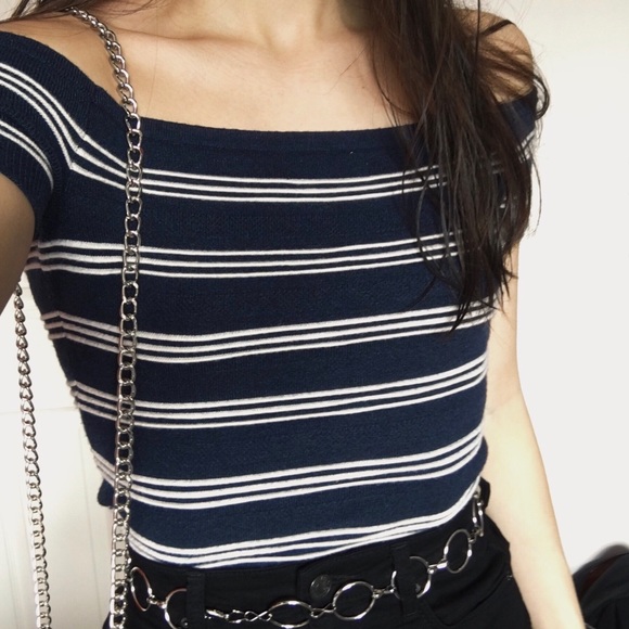 👚3/$15 Cropped navy blue stripped t-shirt - Picture 2 of 3